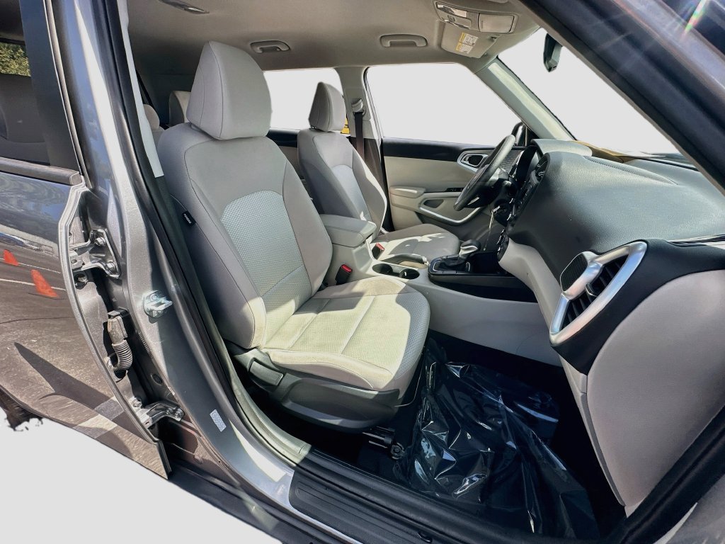 Used 2025 Kia Soul LX w/ LX Technology Package FWD image 25