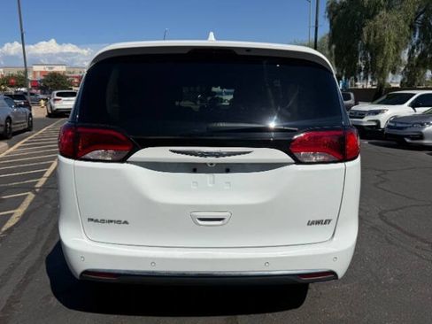 Used 2018 Chrysler Pacifica Touring Plus w/ Tire & Wheel Group FWD image 4