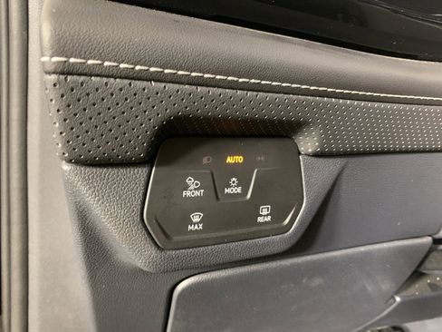 Used 2025 Volkswagen Atlas Cross Sport SE image 16