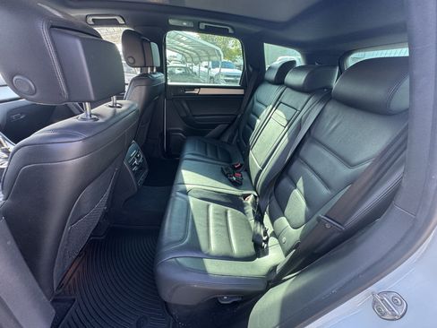 Used 2014 Volkswagen Touareg TDI image 9
