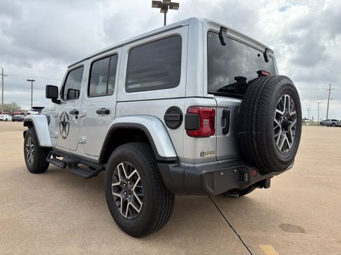 Used 2024 Jeep Wrangler Sahara image 18