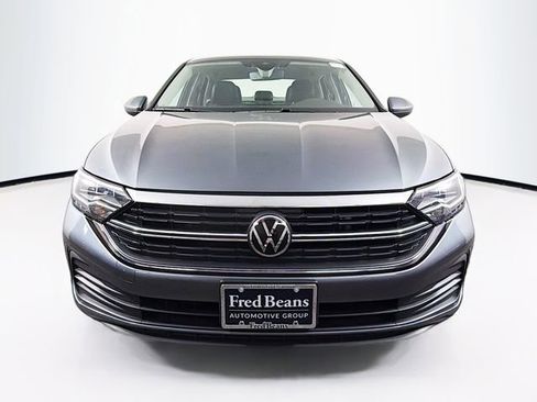 Used 2022 Volkswagen Jetta SE FWD image 2