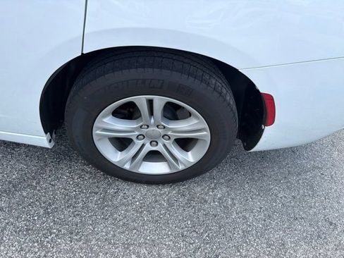Used 2019 Dodge Charger SXT RWD image 4