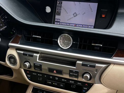 Used 2014 Lexus ES 350 w/ Luxury Package FWD image 18