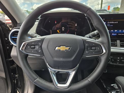 Used 2025 Chevrolet Trax LT w/ LT Convenience Package FWD image 22