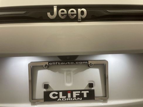 Used 2023 Jeep Grand Cherokee Limited image 25