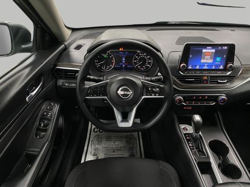 Used 2025 Nissan Altima 2.5 SV FWD image 12