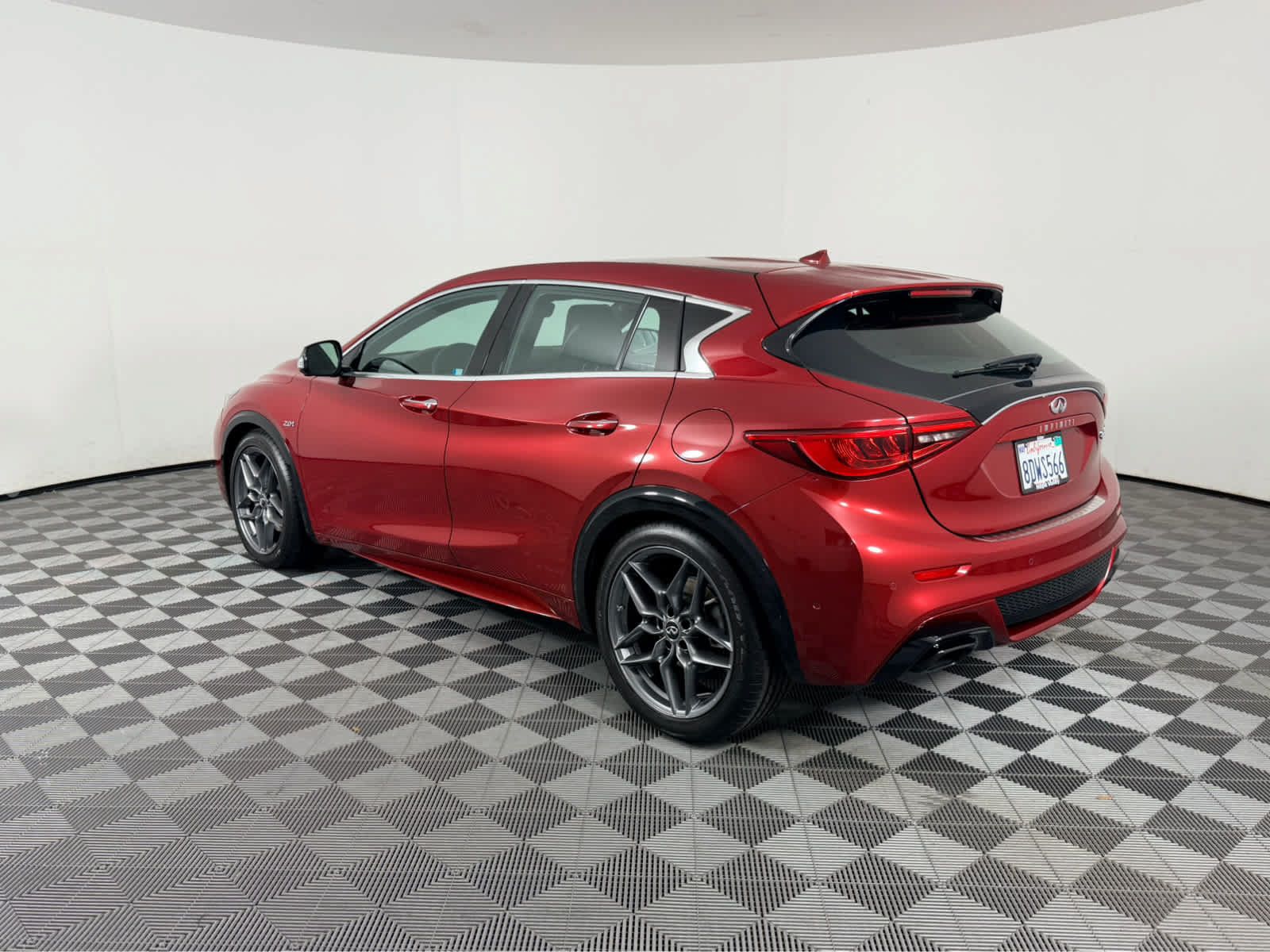 Used 2017 INFINITI QX30 Sport w/ Sport Leather Package FWD image 5