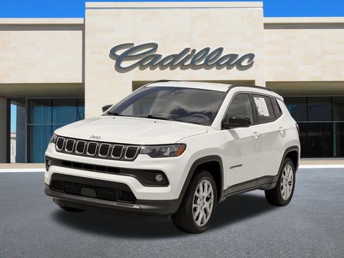 Used 2023 Jeep Compass Latitude AWD/4WD image 8