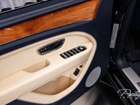 Used 2023 Bentley Bentayga Extended Wheelbase AWD/4WD image 19