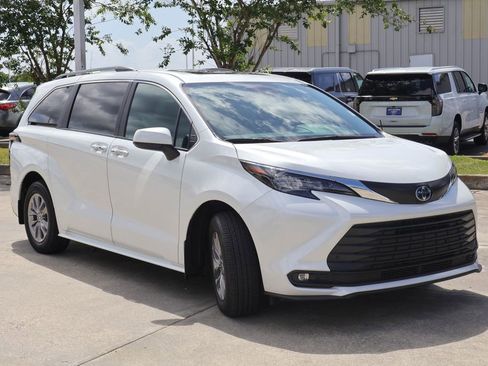 Used 2025 Toyota Sienna XLE FWD image 26