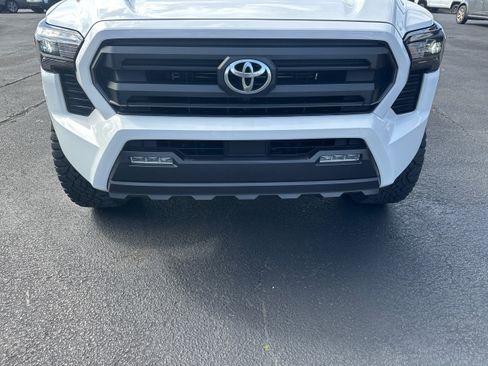 Used 2024 Toyota Tacoma SR5 AWD/4WD image 21