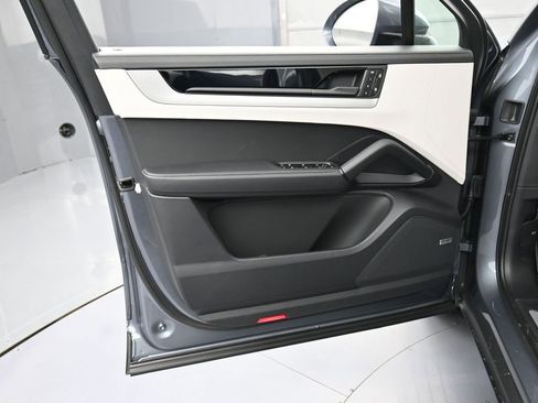 New 2026 Porsche Cayenne Coupe AWD/4WD image 15