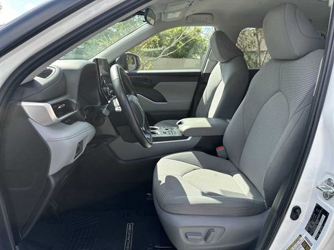 Used 2023 Toyota Highlander LE AWD/4WD image 15