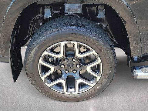 Used 2025 RAM 1500 Laramie AWD/4WD image 7