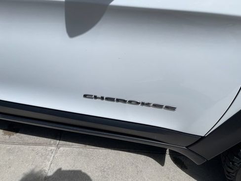 Used 2022 Jeep Cherokee Trailhawk AWD/4WD image 19