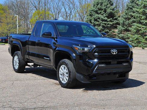 Certified 2025 Toyota Tacoma SR5 AWD/4WD image 1