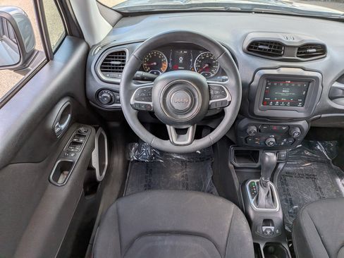 Used 2018 Jeep Renegade Latitude FWD image 17