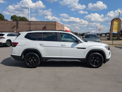 New 2026 Volkswagen Atlas Peak Edition image 2
