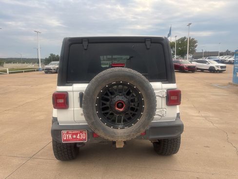 Used 2018 Jeep Wrangler Unlimited Sahara image 6