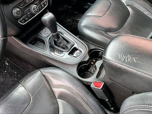 Used 2019 Jeep Cherokee Limited w/ Technology Group image 16