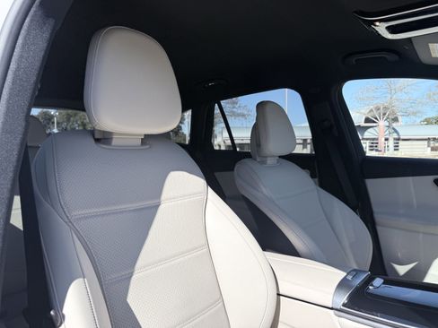 Used 2025 Mercedes-Benz GLC 300 4MATIC image 50