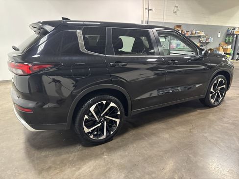 Used 2024 Mitsubishi Outlander SE image 3