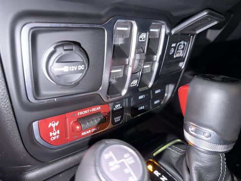 Used 2025 Jeep Wrangler Unlimited Rubicon image 37