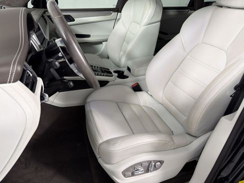 Certified 2021 Porsche Macan Turbo AWD/4WD image 5