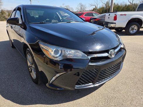 Used 2017 Toyota Camry SE image 3