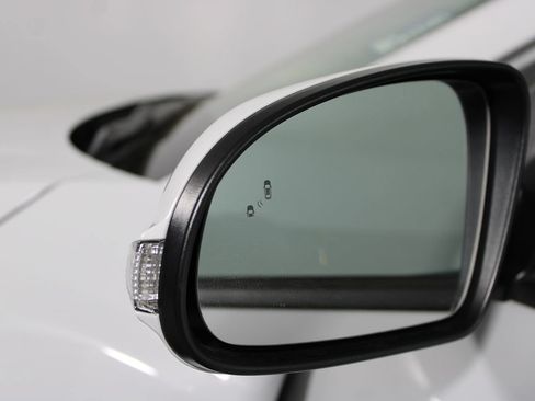 Used 2021 Hyundai Kona Limited w/ Cargo Package FWD image 8