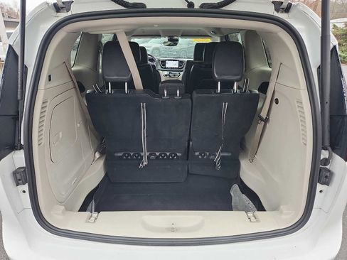 Used 2022 Chrysler Pacifica Touring-L image 26