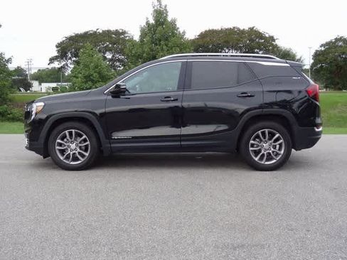 Used 2023 GMC Terrain SLT image 2