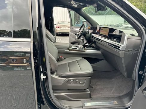 Used 2025 Cadillac Escalade Luxury w/ LPO, Floor Liner Package AWD/4WD image 32