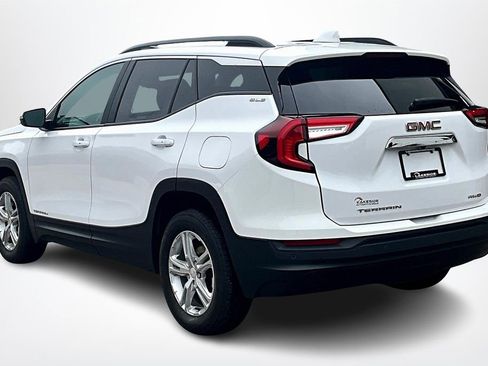 Used 2023 GMC Terrain SLE w/ Driver Convenience Package image 4