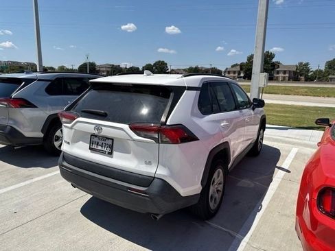 Used 2021 Toyota RAV4 LE FWD image 8