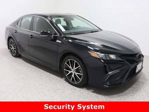 Used 2023 Toyota Camry SE image 4