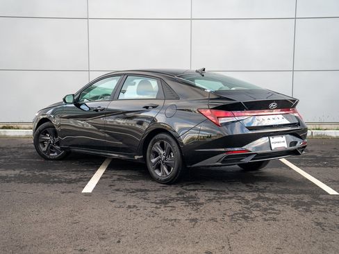 Used 2021 Hyundai Elantra SEL w/ Convenience Package image 3