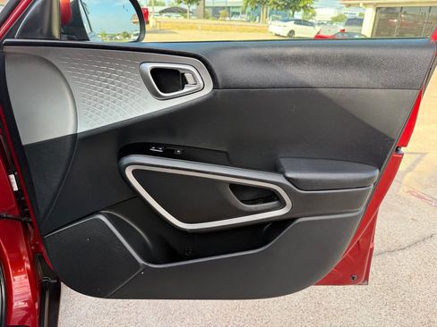 Used 2023 Kia Soul LX w/ LX Technology Package FWD image 21