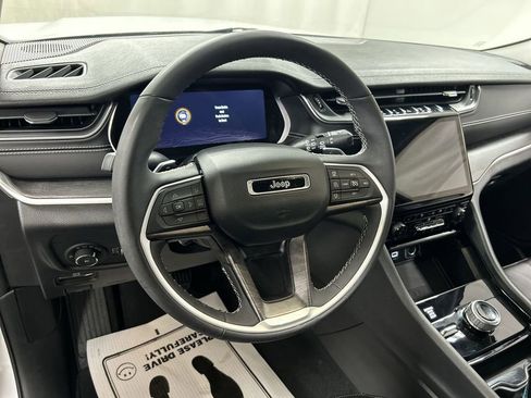 Used 2023 Jeep Grand Cherokee Limited w/ Luxury Tech Group II AWD/4WD image 4