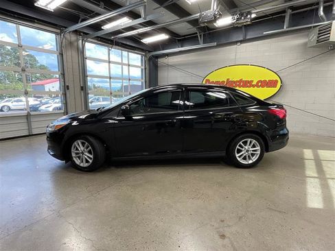 Used 2018 Ford Focus SE FWD image 2