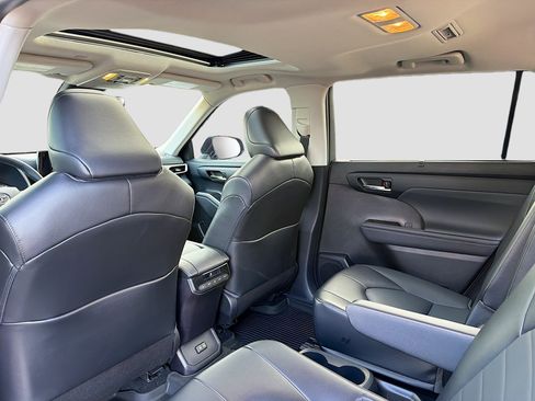 Used 2022 Toyota Highlander XLE AWD/4WD image 6