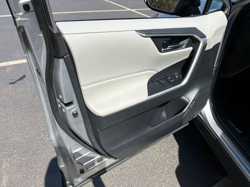 Used 2019 Toyota RAV4 XLE w/ Convenience Package AWD/4WD image 12