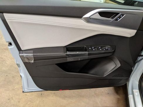 New 2026 Volkswagen Taos SE image 9