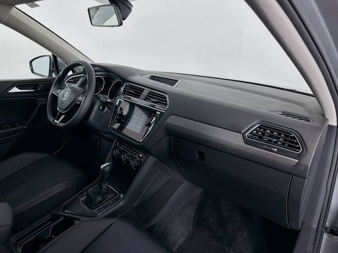 Used 2020 Volkswagen Tiguan SE image 29