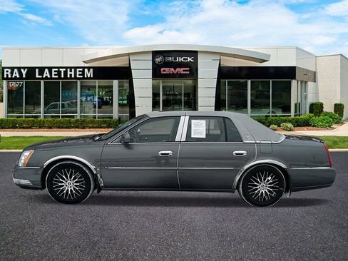 Used 2006 Cadillac DTS w/ Trunk Convenience Package image 2