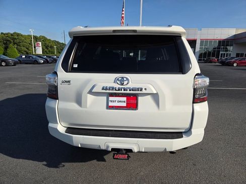 Used 2016 Toyota 4Runner SR5 RWD image 9