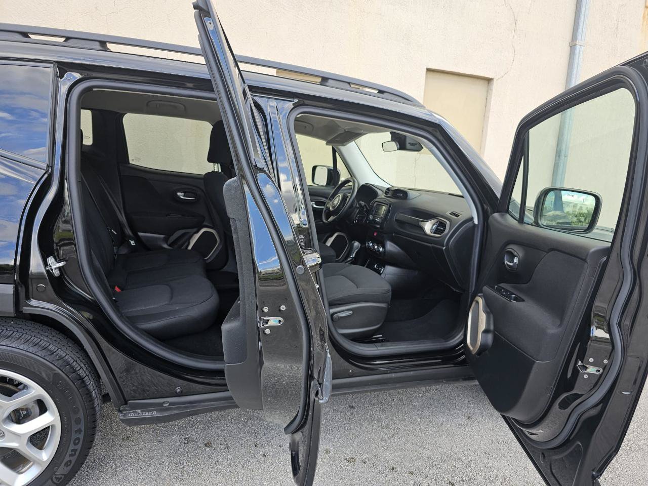 Used 2015 Jeep Renegade Latitude FWD image 18