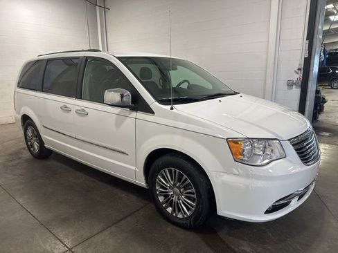 Used 2014 Chrysler Town & Country Touring-L w/ Driver Convenience Group image 3