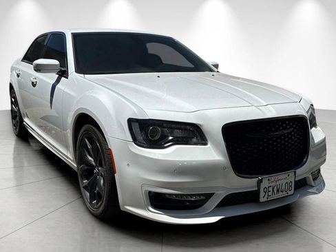 Used 2022 Chrysler 300 Touring L RWD image 2